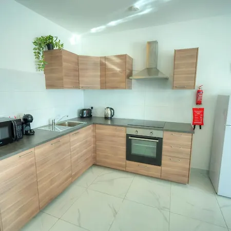 Seafront 2 Bedroom With Balcony & Jacuzzi Gogzr-6 * Gzira