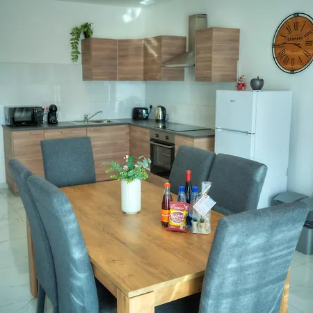 Apartment Seafront 2 Bedroom With Balcony & Jacuzzi Gogzr-6