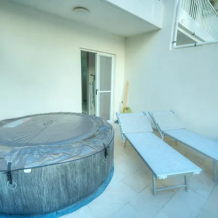 Apartment Seafront 2 Bedroom With Balcony & Jacuzzi Gogzr-6 *