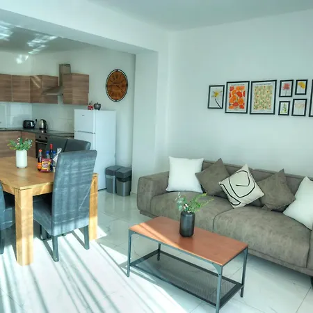 Seafront 2 Bedroom With Balcony & Jacuzzi Gogzr-6 Gzira