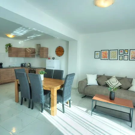 Apartment Seafront 2 Bedroom With Balcony & Jacuzzi Gogzr-6